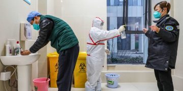 Çifti kinez i dyshuar me “coronavirus” në Kroaçerën me 7000 turistë në Itali! Priten rezultatet e analizave