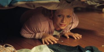 Gruaja i lë një letër burrit dhe fshihet poshtë krevatit për të provuar besnikërinë: Reagimi i tij e dëshproi por edhe e gëzoi!