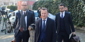 Si i bie shorti vetëm këtij palaços?! Vendimi i Lazrit për CEZ revolton qytetarët: Tani bëni një m*t sipër SPAK ose në burg Lazërat