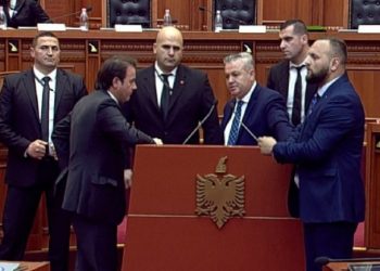 “Nuk më thua ti kur flas, harroje, më jep fjalën!” Tension në parlament, deputëte e opozitës bllokojnë foltoren
