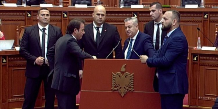 “Nuk më thua ti kur flas, harroje, më jep fjalën!” Tension në parlament, deputëte e opozitës bllokojnë foltoren