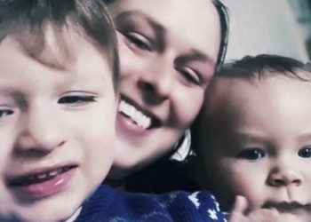 Vdes papritur, të vegjlit tentojnë të ringjallin nënën e tyre