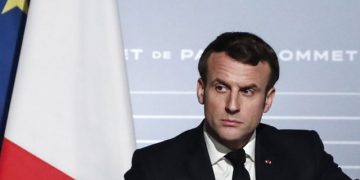 Plas keq në Francë, tentohet të qëllohet presidenti Macron  (Video)