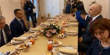 Kryeministri Rama mbërrin në Itali, shtabi i qeverisë italiane e surprizon me pritjen madhështore: Ky është ambienti ku u ndaluan kamerat (Video)