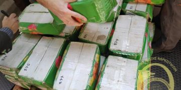 U sinjalizua nga ambasada e SHBA, bllokohet anija cisternë me mbi 1 ton “bar:: U përpunua në Portin e Pireut dhe u fut në thasët “Range Rover”, kapte vlera marramendëse