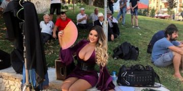 ‘Huuuu, të honksha…’, Ermal Mamaqi tregon ‘prapaskenat’ e filmit në Tropojë: Kur zbriti Enca ishin mbledh 2 mijë veta