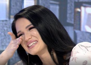 Kujton tërmetin tragjik të 26 nëntorit, këngëtarja e njohur shqiptare shpërthen në lot në mes të emisionit: Qava 1 javë!