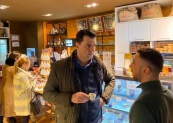 Luli i “mbytur” në punë! Edhe kafen e pi në këmbë nga nxitimi dhe një këshill si Enveri Sillos për rakinë (Foto)