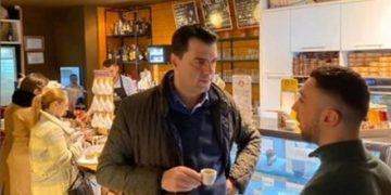 Luli i “mbytur” në punë! Edhe kafen e pi në këmbë nga nxitimi dhe një këshill si Enveri Sillos për rakinë (Foto)