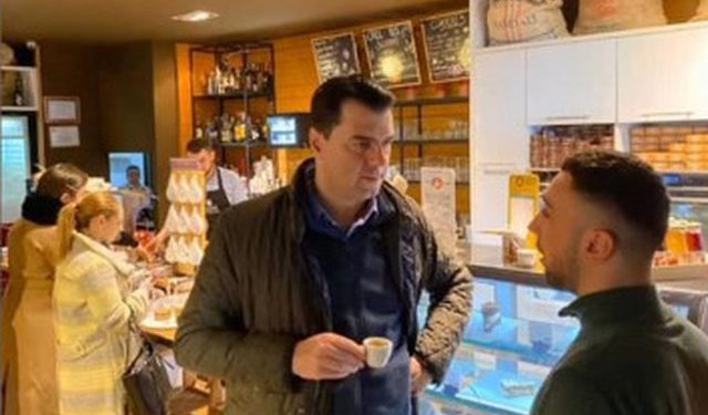 Luli i “mbytur” në punë! Edhe kafen e pi në këmbë nga nxitimi dhe një këshill si Enveri Sillos për rakinë (Foto)