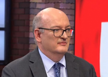 “Nuk është e lehtë”! Ambasadori britanik në Tiranë  i kërkon SPAK-ut të shpejtoj dhe jo të frenoi drejtësinë