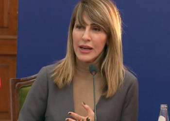 Publikohen pamjet: Tmerrohet Majlinda Bregu, niset drejt Berlinit me maskë sigurie