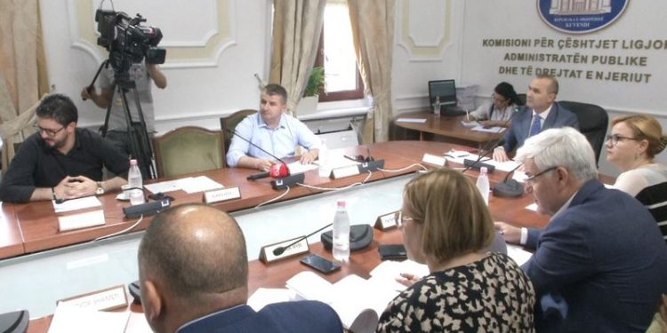 PS “gozhdon” Metën, nisin procedurat për t’i rrudhur kompetencat, pas 3 shkurtit presidenti asnjë shans të bllokojë betimin e gjyqtarëve