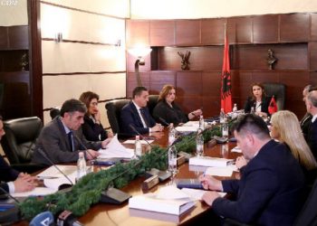 Vetingu tmerron njerëzit e drejtësisë, dorëhiqet gjyqtarja që i dogjën makinën, KLGJ i heq sot statusin e magjistrates Arjana Liços