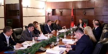 Vetingu tmerron njerëzit e drejtësisë, dorëhiqet gjyqtarja që i dogjën makinën, KLGJ i heq sot statusin e magjistrates Arjana Liços