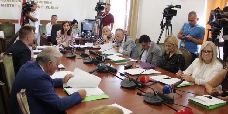 Mazhoranca refuzon KiE: Rrëzohet edhe dekreti i dytë i presidentit për paketën anti-shpifje