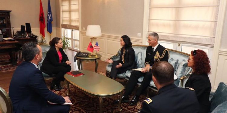 Ambasadorja e SHBA e nis misionin në Shqipëri me masat kundër Iranit dhe Rusisë, u çon tjetër mesazh armiqve të reformës në drejtësi