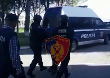 Super-aksion në Tiranë dhe ndjekje si në filma! “Shigjetat” i vihen nga pas “BMW-së”: Të rinjtë hedhin silenciatorin dhe celularin “shpërthyes”