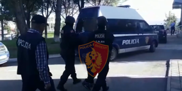 Super-aksion në Tiranë dhe ndjekje si në filma! “Shigjetat” i vihen nga pas “BMW-së”: Të rinjtë hedhin silenciatorin dhe celularin “shpërthyes”