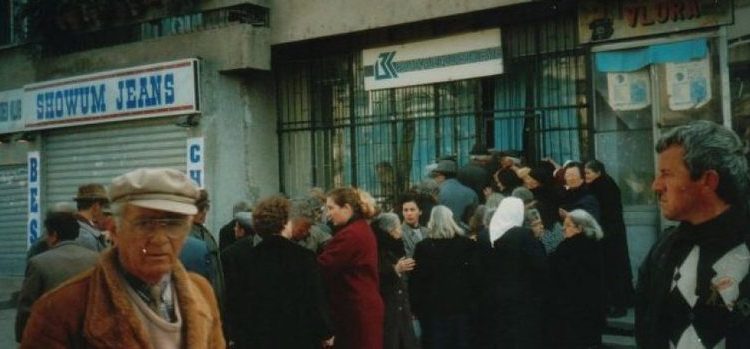 23 vite nga firmat piramidale! SHBA tregon batërdinë e Berishës: Ja milionat që dolën jashtë vendit dhe si u pastruan paratë e naftës që ju shit Millosheviçit