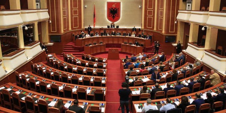 Parlamenti miraton amnistinë për të burgosurit, lirohen nga qelitë 175 të dënuar: Ja kategoritë që përfitojnë ulje dënimi