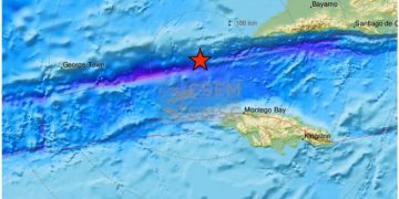Tërmet me magnitudë 7.7 në Xhamjka, dalin videot e frikshme si u përjetua në plazh