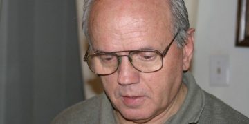 “Si ia përmenda Enver Hoxhës gjyshin e pushkatuar”, regjisori rrëfen takimin me ish-diktatorin: Ja çfarë më premtoi dhe…