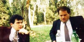 14 arsye, pse ambasadorja amerikane s’duhet të takohet me modelin Berisha?