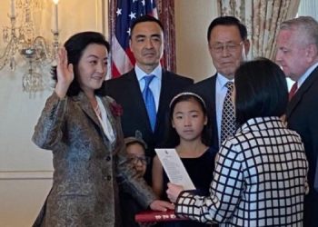 Ambasadorja e re e SHBA, pas mbërritjes në Tiranë: Gati t’i përvishem punës