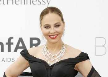 Foto/ Ornella Muti i çmend të gjithë: 64 vjeçarja në pasarelat e modës në Paris!