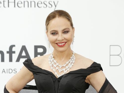 Foto/ Ornella Muti i çmend të gjithë: 64 vjeçarja në pasarelat e modës në Paris!