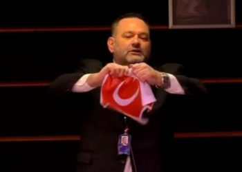 VIDEO/ Eurodeputeti grek gris flamurin turk “live” gjatë fjalimit në Parlamentin Europian! I përgjigjet ministri turk: Ju presim duart!