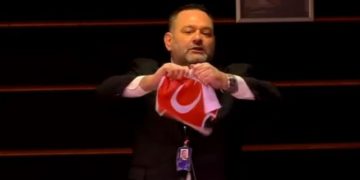 VIDEO/ Eurodeputeti grek gris flamurin turk “live” gjatë fjalimit në Parlamentin Europian! I përgjigjet ministri turk: Ju presim duart!