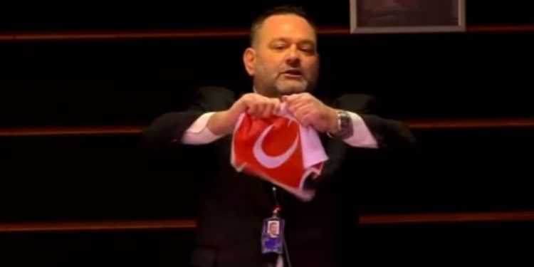 VIDEO/ Eurodeputeti grek gris flamurin turk “live” gjatë fjalimit në Parlamentin Europian! I përgjigjet ministri turk: Ju presim duart!