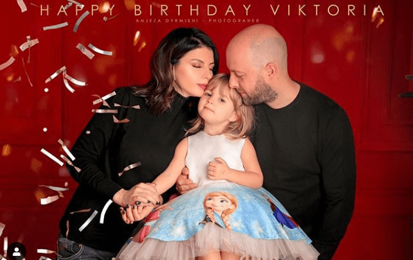 Rudina me Mark Frrokun, e bija nuk harron të atin, i dërgon mesazhe nga celulari i mamit