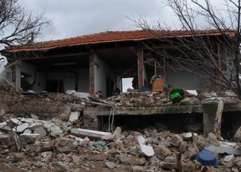 Momenti i tërmetit të fuqishëm në Turqi: Njerëzit dalin në rrugë (Video)