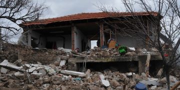 Momenti i tërmetit të fuqishëm në Turqi: Njerëzit dalin në rrugë (Video)