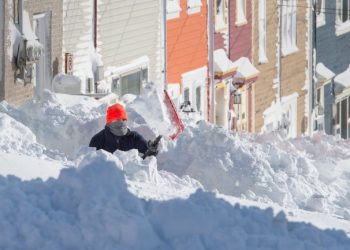 Australia digjet nga zjarret, në Kanada bora mbulon makinat! Ushtria hyn për të pastruar rrugët (Video)