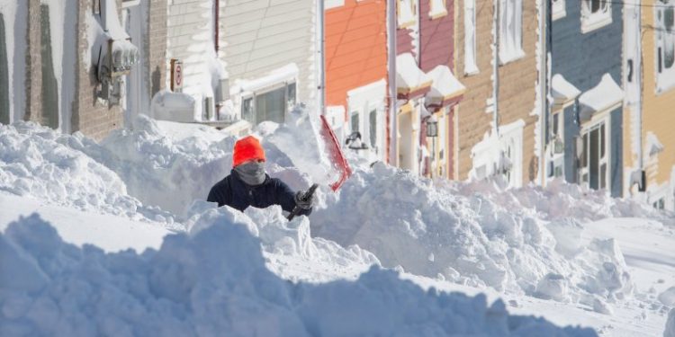 Australia digjet nga zjarret, në Kanada bora mbulon makinat! Ushtria hyn për të pastruar rrugët (Video)