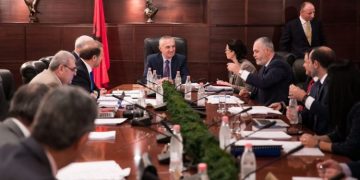 Rreziku pas shkarkimit dhe mëkatet që alarmojnë presidentin! Meta luftë për të kapur Kushtetuesen e KED: Ja si ka dhunuar prej 3 vitesh Kushtetutën dhe ligjet!