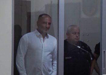 I sëmur psiqik, i dënuar, kërcënon nga burg Izet Haxhinë: “Jam ish-agjent i CIA-s, pjesë e Cosa Nostra”! Do të bëjë copash për Marsida Xhaferrllarin!