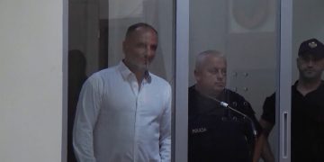 I sëmur psiqik, i dënuar, kërcënon nga burg Izet Haxhinë: “Jam ish-agjent i CIA-s, pjesë e Cosa Nostra”! Do të bëjë copash për Marsida Xhaferrllarin!