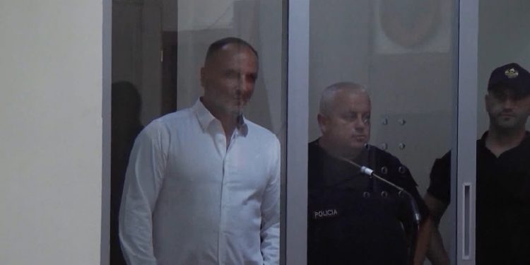 I sëmur psiqik, i dënuar, kërcënon nga burg Izet Haxhinë: “Jam ish-agjent i CIA-s, pjesë e Cosa Nostra”! Do të bëjë copash për Marsida Xhaferrllarin!