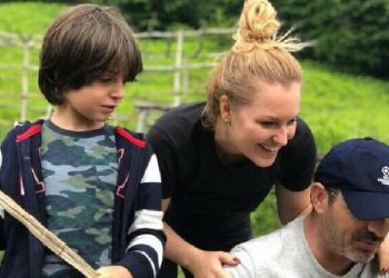 I buzëqeshur me dy djemtë mbi supe, festë në familjen e Saimir Tahirit