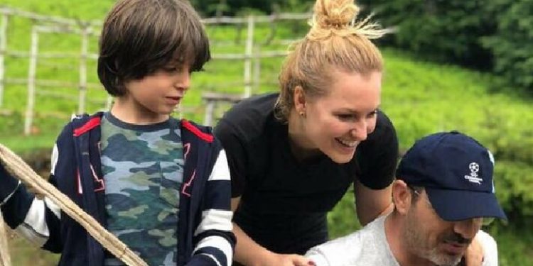 I buzëqeshur me dy djemtë mbi supe, festë në familjen e Saimir Tahirit