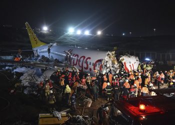 Dalin pamjet dramatike! Momenti kur avioni rrëshqiti, u nda në tri pjesë dhe u përfshi nga flakët (FOTO-VIDEO)