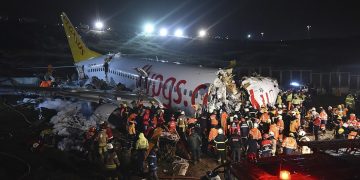 Dalin pamjet dramatike! Momenti kur avioni rrëshqiti, u nda në tri pjesë dhe u përfshi nga flakët (FOTO-VIDEO)