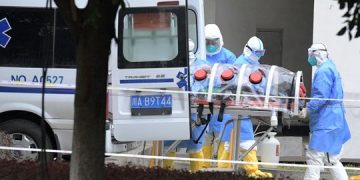 Për tu transportuar në spitale kinezët e infektuarit nga koronavirusi… “paketohen”  (Foto)