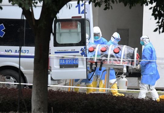 Për tu transportuar në spitale kinezët e infektuarit nga koronavirusi… “paketohen”  (Foto)
