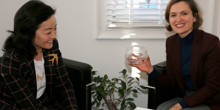 Dhurata e veçantë e ambasadores së SHBA-së për Shahinin, nesër takon Kryemadhin dhe Hajdarin